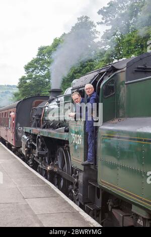 Der Fahrer und Feuerwehrmann der Lokomotive 75029 - Green Knight - wartet auf das Signal, um von Grosmont auf der North York Moors Railway abzufahren Stockfoto