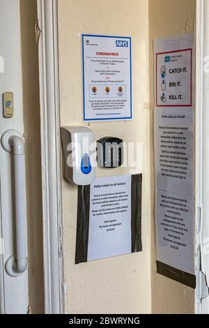 Vorsichtsmaßnahmen im Pflegeheim Ältere Erwachsene, Erkältung und Grippe, Coronavirus, Gesichtsmaske, Gesundheitswesen und Medizin, Pflegepersonal, Pflegeheim, Besuch, COVID-19 Stockfoto