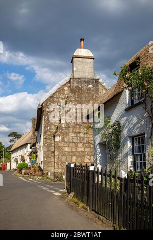 Antike, Antike, Architektur, Britische Kultur, Gebäude Außen, Friedhof, Kirche, Landstraße, Kreuzung, Devon, England, Englische Kultur, Grab, Stockfoto