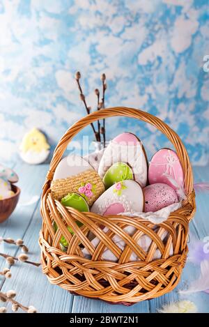 Eingerichtet Ostern Cookies in einem Korb. Ostern backen. Hausgemachte Osterhase Keks und Zucker Ei, Ostern sichern Konzept. Ein Makro Foto mit sha Stockfoto