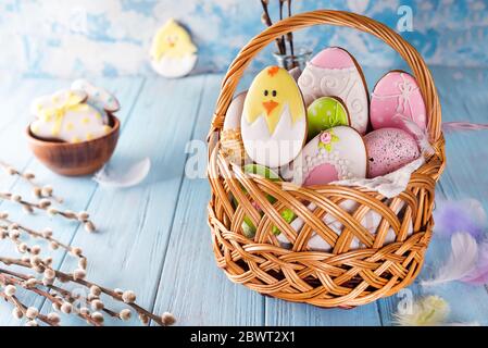 Eingerichtet Ostern Cookies in einem Korb. Ostern backen. Hausgemachte Osterhase Keks und Zucker Ei, Ostern sichern Konzept. Ein Makro Foto mit sha Stockfoto