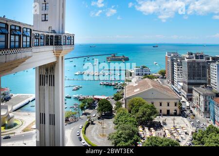 Salvador Brasilien Skyline Blick mit Mercado Modelo und Bay of All Saints (Baia de Todos os Santos). Fort San Marcelo und Elevador Lacerda. Stockfoto