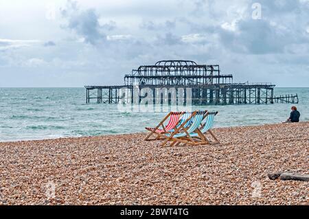 Brighton (England): Liegestühle am Strand, Liegestühle am Strand in Brighton Stockfoto