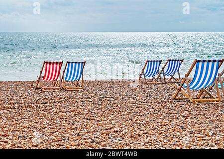 Brighton (England): Liegestühle am Strand, Liegestühle am Strand in Brighton Stockfoto