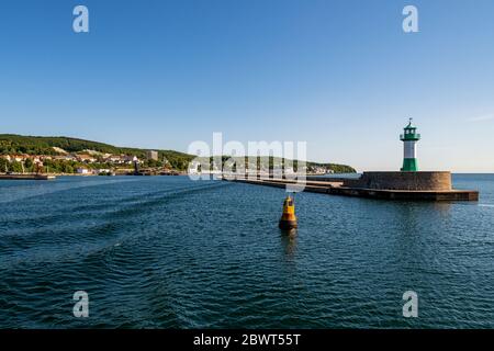 Der Leuchtturm an der Ostpier im Hafen von Sassnitz auf der Insel Rügen Stockfoto