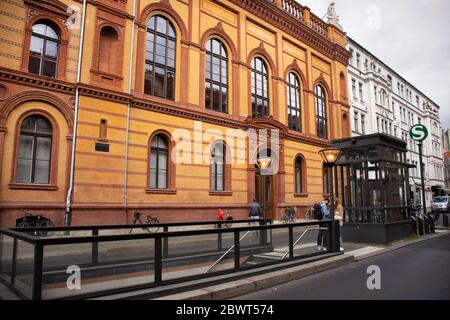 BERLIN, DEUTSCHLAND - SEPTEMBER 17 : Deutsche und Ausländer, die den Tunnel über die Oranienburger Straße in Berlin-Stadt auf und ab überqueren Stockfoto