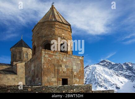 Gergeti Trinity Church in Tsminda Sameba, Kazbegi, Georgien. Epische religiöse und historische Denkmal der Architektur Stockfoto