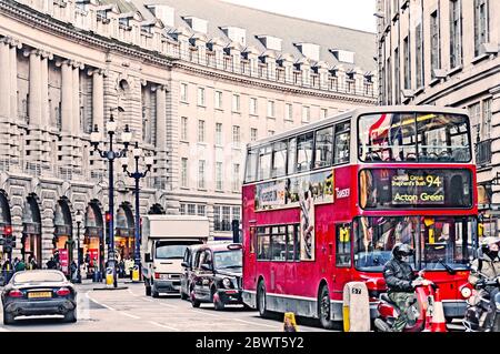 Hohen Verkehrsaufkommens in der Regent Street, London, einer der bekanntesten und exklusive shopping-Strassen der Hauptstadt Stockfoto