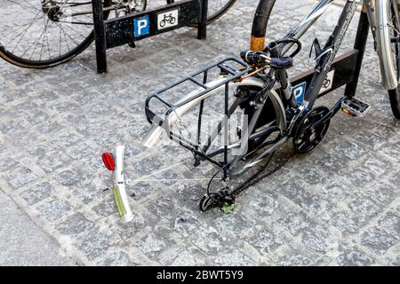 Geparktes Fahrrad mit gestohlenem Rad in East London, Großbritannien Stockfoto