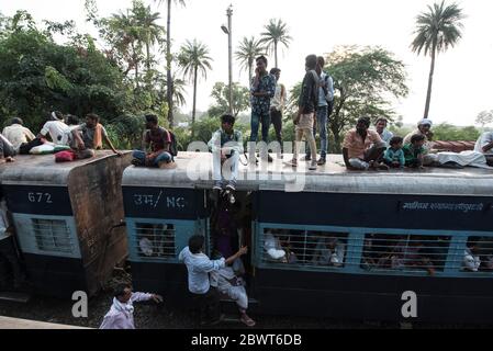 Passagiere auf einem überfüllten Zug an einem Bahnhof im ländlichen Madhya Pradesh, Indien. Indian Railways. Stockfoto