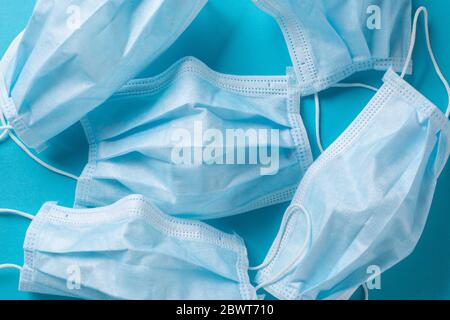 Eine chirurgische Maske auf blauem Hintergrund isoliert Stockfoto