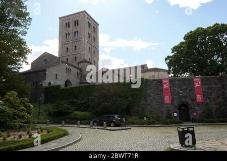 Das Cloisters Musem im Fort Tryon Park in Northern Manhattan, betrieben von der Met, ist auf mittelalterliche europäische Kunst und Architektur spezialisiert Stockfoto