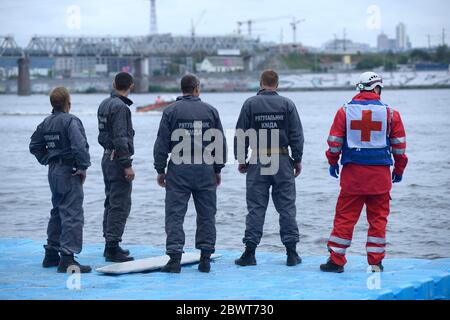 Rettungsschwimmer und Sanitäter stehen auf einem Pier und warten auf Leidende. Rettungsaktionen. Oktober 2019. Kiew, Ukraine Stockfoto