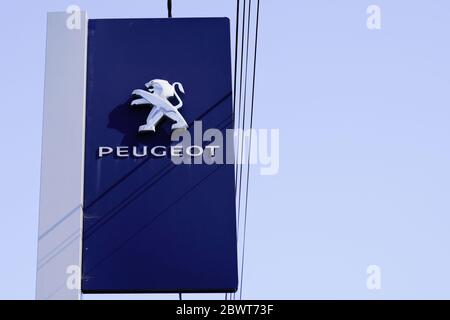 Bordeaux , Aquitaine / Frankreich - 06 01 2020 : Peugeot Autohaus Zeichen der Autohersteller Stockfoto