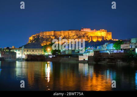 Mehrangarh Fort in der Dämmerung. Jodhpur, Indien Stockfoto