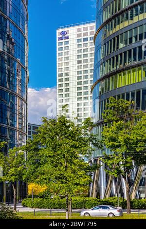 Warschau, Mazovia / Polen - 2020/05/22: Panoramablick auf den Büroturm und die plaza von Warsaw Spire mit dem Hotelturm Hilton Warsaw im Geschäftsviertel Wola Stockfoto