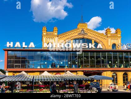 Warschau, Mazovia / Polen - 2020/05/22: Panorama-Ansicht von Hala Mirowska überdachte Markthalle bei al. Jana Pawla II Avenue im Wola Downtown District Stockfoto