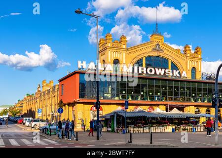 Warschau, Mazovia / Polen - 2020/05/22: Panorama-Ansicht von Hala Mirowska überdachte Markthalle bei al. Jana Pawla II Avenue im Wola Downtown District Stockfoto