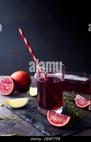 Roter Cocktail aus sizilianischen Orangen auf dunklem Steingrund Stockfoto