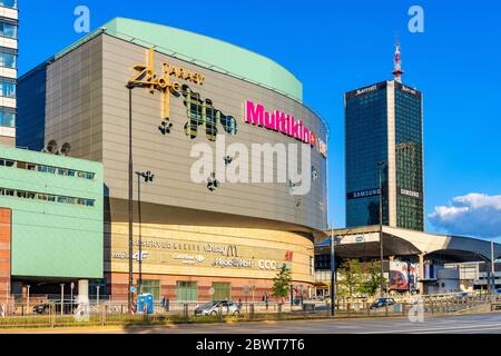 Warschau, Mazovia / Polen - 2020/05/22: Panoramablick auf das Stadtzentrum von Srodmmieriscie mit dem Einkaufszentrum Zlote Tarasy und dem Marriott Hotel und Büro Stockfoto