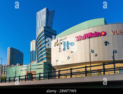 Warschau, Mazovia / Polen - 2020/05/22: Panoramablick auf das Stadtzentrum von Srodmmieriscie mit dem Einkaufszentrum Zlote Tarasy und dem bürozentrum Zlota 44 Stockfoto