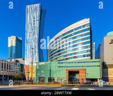 Warschau, Mazovia / Polen - 2020/05/22: Panoramablick auf das Stadtzentrum von Srodmmieriscie mit dem Einkaufszentrum Zlote Tarasy und dem bürozentrum Zlota 44 Stockfoto