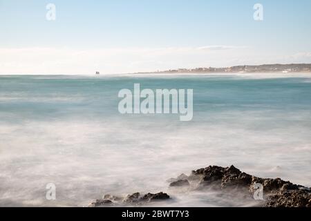 Stürmisches Jonio Meer, Blick auf die Küste von Salentino an einem Tag mit starkem Sirup. Stockfoto