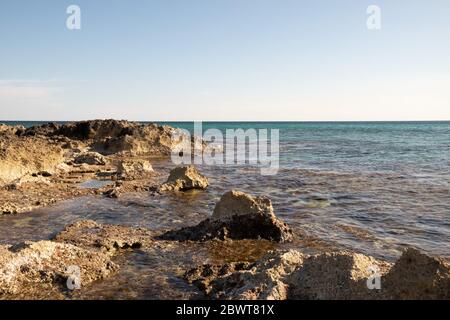 Seascape der Jonica Küste in Süditalien küsst ruhiges Meer die Klippe an einem Frühlingsnachmittag. Stockfoto