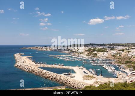 Wir sind in Süditalien in Santa Maria di Leuca, Finibus Terrae, wo die italienische Halbinsel endet, von der Spitze des Yachthafens mit Booten vor Anker gesehen. Stockfoto