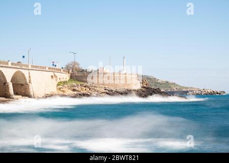 Stürmisches Jonio Meer, wir sind in Süditalien, Blick auf das Kap Leuca 'Finibus Terrae' die extreme Küste, wo Süditalien endet. Stockfoto