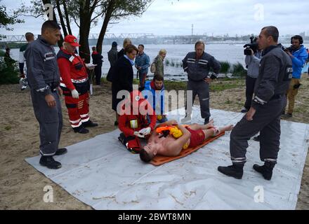 Sanitäter, die erste Hilfe für die Betroffenen auf der erste-Hilfe-Stelle. Oktober 2019. Kiew, Ukraine Stockfoto