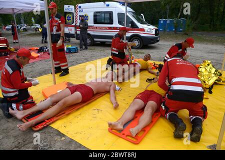 Sanitäter, die erste Hilfe für die Betroffenen auf der erste-Hilfe-Stelle. Oktober 2019. Kiew, Ukraine Stockfoto