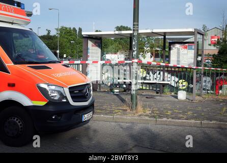 Düsseldorf, Deutschland. Juni 2020. Vor einer Bushaltestelle steht ein Krankenwagen. Der Mann, der am 2. Juni plötzlich auf einer Düsseldorfer Straße in Flammen aufbrach, ist tot. Ein Polizeisprecher sagte, der betreffende Mann sei ein 70-jähriger Mann aus Düsseldorf. Zunächst war nichts mehr über die Ursache bekannt. Die Polizei wird in Kürze Einzelheiten des Falles veröffentlichen. Kredit: David Young/dpa/Alamy Live News Stockfoto