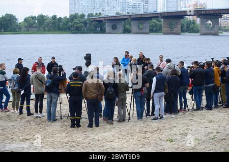 Gruppe von Menschen, Journalisten und Kameraleute, am Flussstrand stehend, Pressekonferenz. Oktober 2019. Kiew, Ukraine Stockfoto