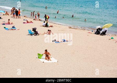 TARRAGONA, SPANIEN - 31. MAI 2020: Menschen genießen am Miracle Beach in Tarragona, in der zweiten Phase der Lockerung der covid-19 Beschränkungen, wh Stockfoto