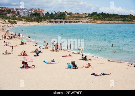 TARRAGONA, SPANIEN - 31. MAI 2020: Menschen genießen am Miracle Beach in Tarragona, in der zweiten Phase der Lockerung der covid-19 Beschränkungen, wh Stockfoto