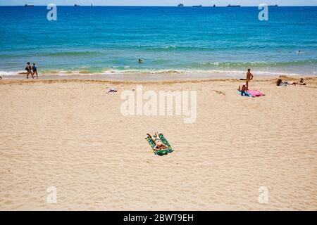 TARRAGONA, SPANIEN - 31. MAI 2020: Menschen genießen am Miracle Beach in Tarragona, in der zweiten Phase der Lockerung der covid-19 Beschränkungen, wh Stockfoto