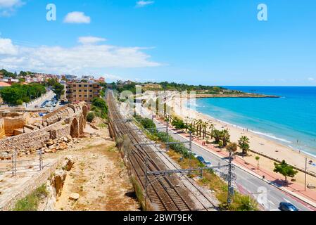 TARRAGONA, SPANIEN - 31. MAI 2020: Ein Panoramablick über die Küste von Tarragona, mit einer Darstellung der Überreste des antiken römischen Amphitheaters auf der linken Seite Stockfoto