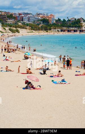 TARRAGONA, SPANIEN - 31. MAI 2020: Menschen genießen am Miracle Beach in Tarragona, in der zweiten Phase der Lockerung der covid-19 Beschränkungen, wh Stockfoto