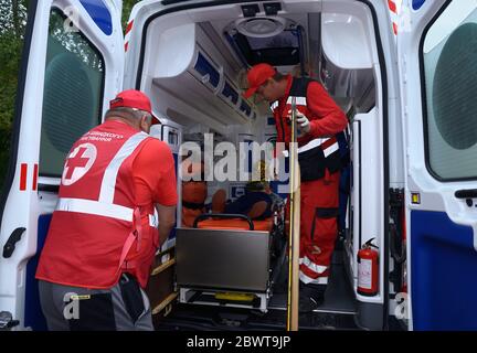 Sanitäter, die den Leidenden auf die Bahre im Notfallwagen setzen. Oktober 2019. Kiew, Ukraine Stockfoto