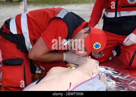 Sanitäter Überprüfung Leidenden Herzschlag und Atmung, künstliche Atmung. Oktober 2019. Kiew, Ukraine Stockfoto