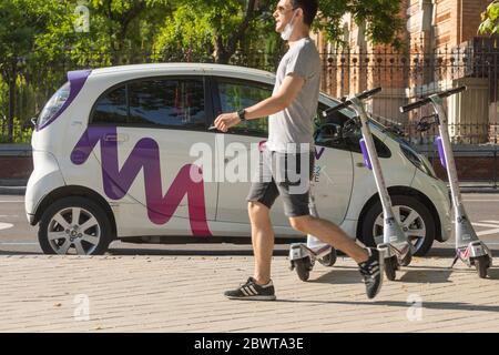 Madrid, Spanien - 02. Juni 2020: Elektroauto des gemeinsamen Transportsystems der emov-Gesellschaft, in Madrid geparkt. Stockfoto