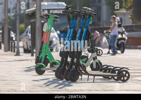 Madrid, Spanien - 02. Juni 2020: Elektroroller des gemeinsamen Transportsystems der Firma Movo, in Madrid geparkt. Stockfoto