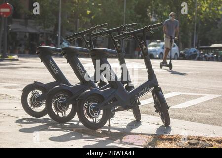 Madrid, Spanien - 02. Juni 2020: Elektrische Fahrräder des gemeinsamen Transportsystems der Firma Mygo, in Madrid geparkt. Stockfoto