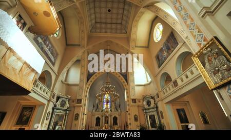 Das Innere einer katholischen Kirche in Osteuropa. Stockfoto