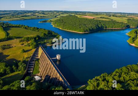 Ein allgemeiner Blick auf den Wimbleball Lake in Exmoor, Somerset. Wimbleball Lake auf Exmoor in Somerset, England, ist ein Wasserreservoir in der gebaut Stockfoto