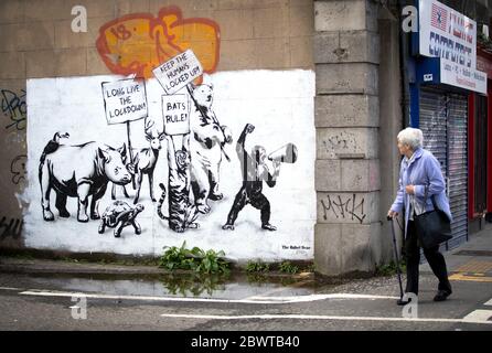 Ein neues Stück Street Art des Rebellen Bären ist an einer Wand in Leith, Edinburgh, erschienen, als Schottland in Phase eins des Plans der schottischen Regierung, die Sperre schrittweise zu heben, übergeht. Stockfoto
