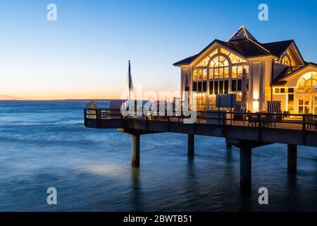 Die Seebrücke in Sellin auf der Insel Rügen bei Nacht Stockfoto