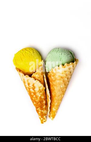 Verschiedene Eisportionierer auf weißem Hintergrund mit sortierten Kugeln von Vanille, Schokolade, Erdbeere und Karamell, Eis, Waffeln. Stockfoto