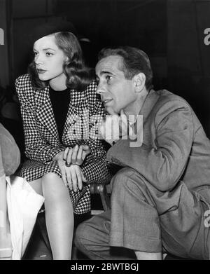 LAUREN BACALL und HUMPHREY BOGART am Set haben während der Dreharbeiten zum BIG SLEEP 1946 den Regisseur HOWARD HAWKS Roman Raymond Chandler Drehbuch William Faulkner Leigh Brackett und Jules Furthman Warner Bros. Offen gemacht Stockfoto